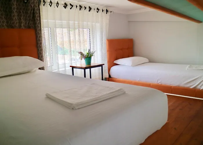 Crown Deluxe Apartments