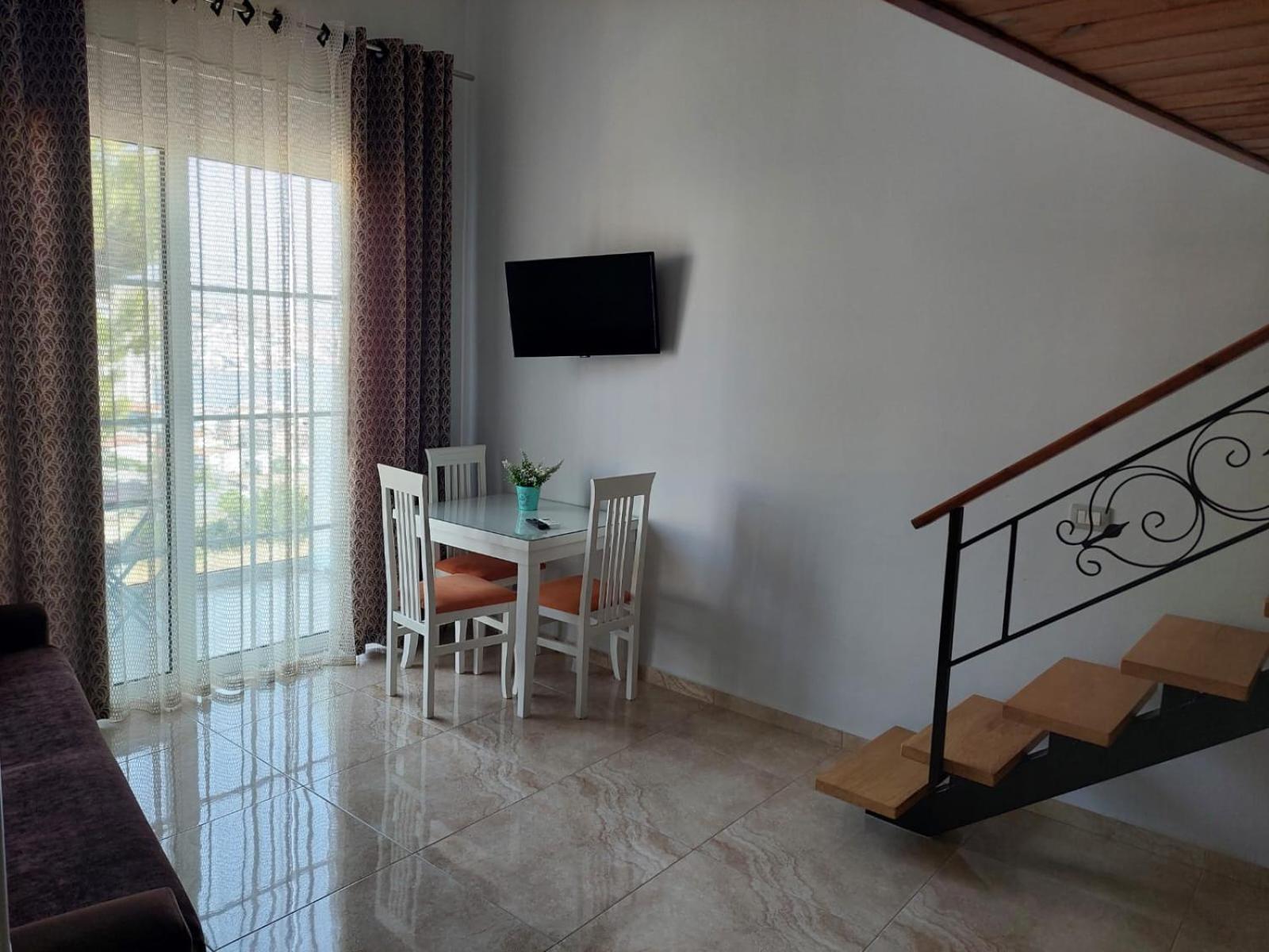 Crown Deluxe Sarande