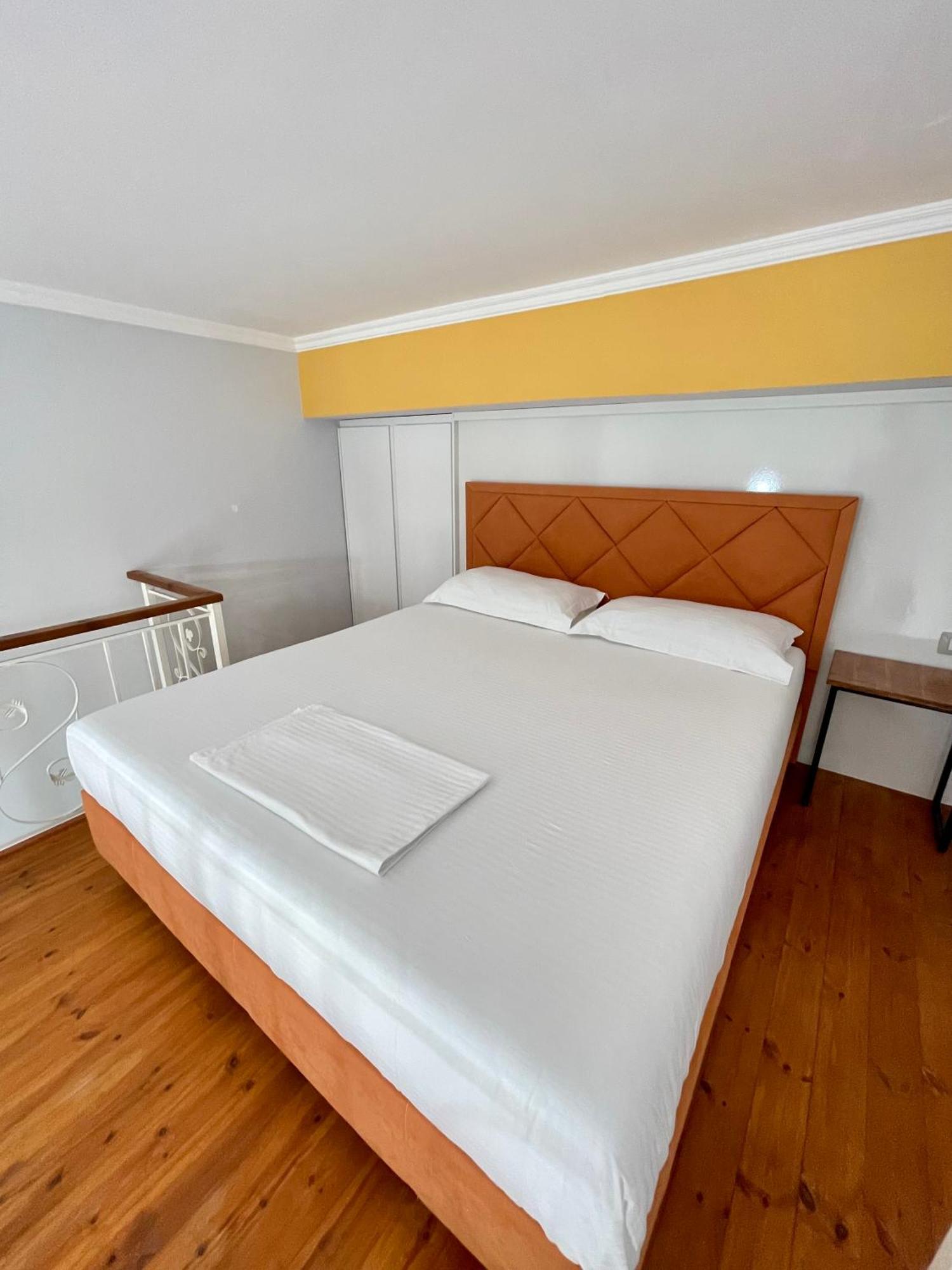 Crown Deluxe * Sarande